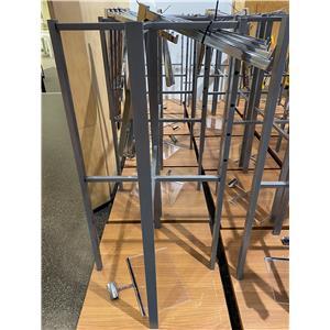Lot 1

4-Way Apparel Stand